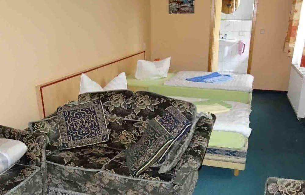 Hostel Im Medizinerviertel Halle  Ngoại thất bức ảnh